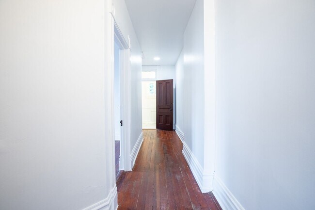 Building Photo - 1940-1946-1946 SW Market St Dr