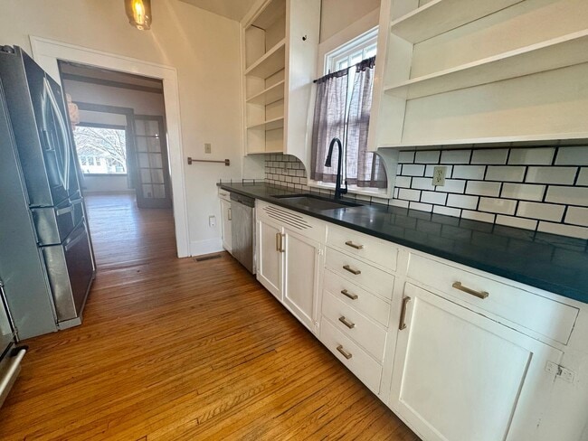 Building Photo - **AVAILABLE NOW** Centrally located 3-bedroom 2-bath