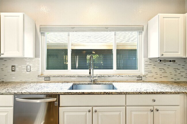 Building Photo - Charming Corner Lot! 3 Bedroom, 3.5 Bath w...