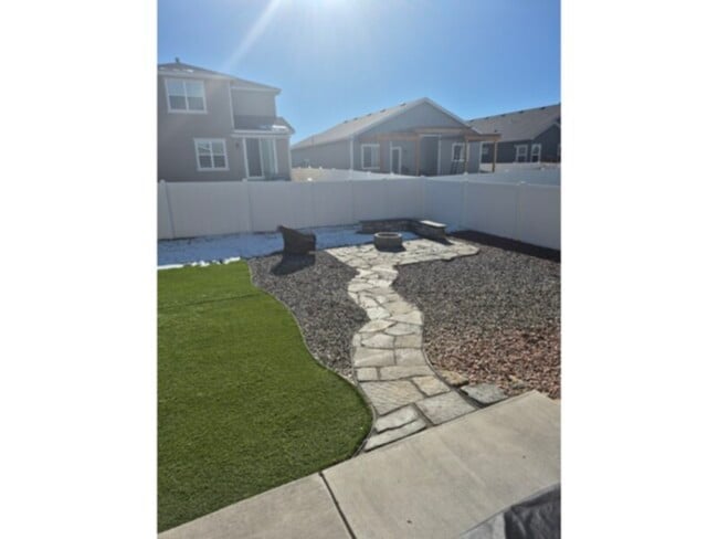 Building Photo - Single Family Home