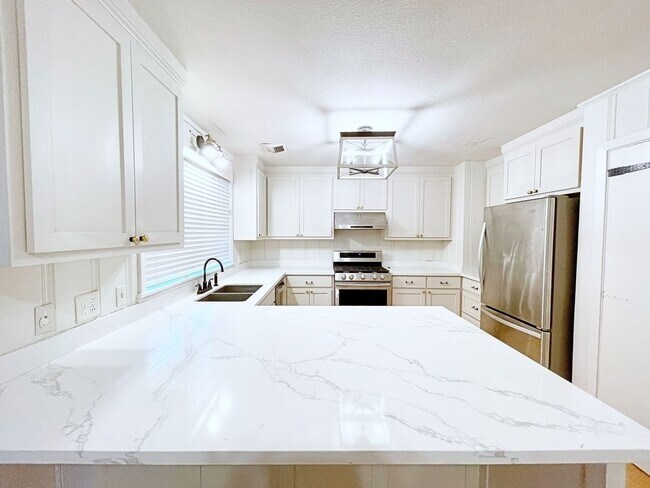 Building Photo - 3 Bedroom House with Mother in Law Suite i...