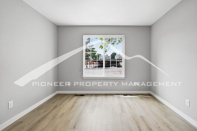 Building Photo - Spacious Condo with Washer/Dryer and Central AC