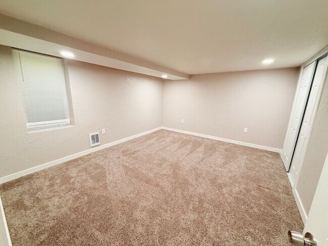 Building Photo - 921 4th Ave N