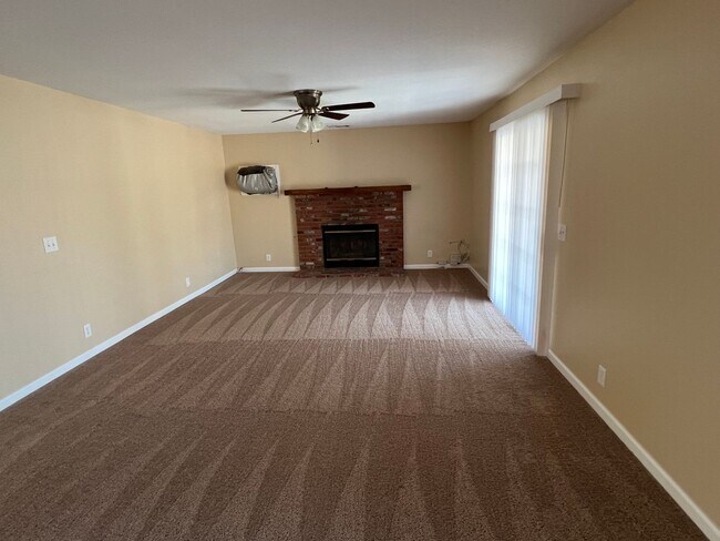Building Photo - Apple Valley Desert Knolls