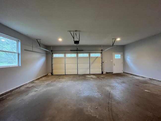 Building Photo - Beautiful home, rural setting but close to...