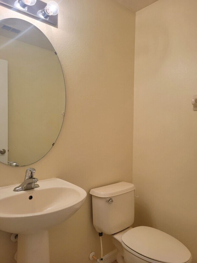 Building Photo - 4 Bedroom House in Eagle Creek, Lake Nona