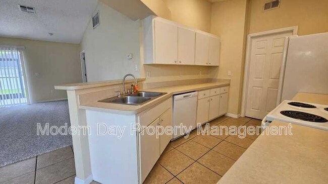 Building Photo - 10368 Lansfield St
