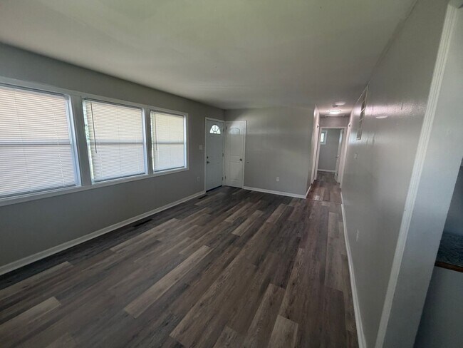 Building Photo - Fully Updated!