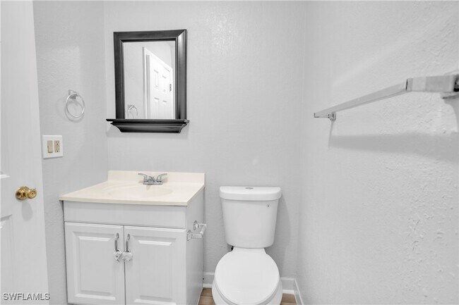 Building Photo - 4627 Bayshore Dr