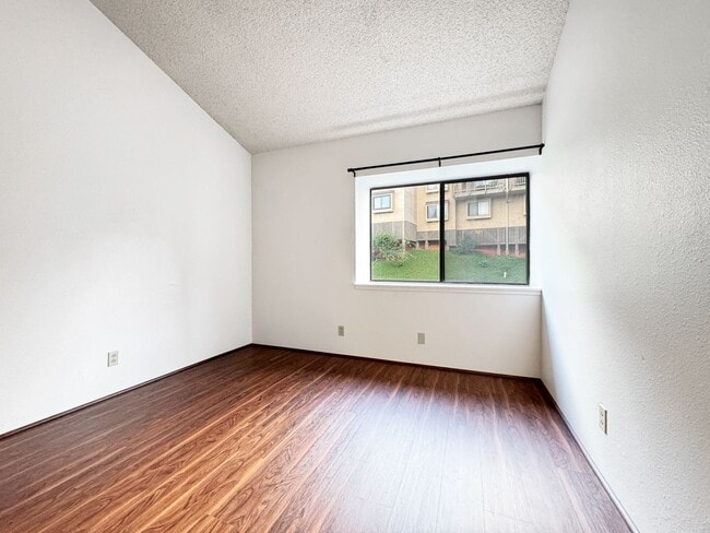 Building Photo - Recently Refreshed Kaneohe Townhouse