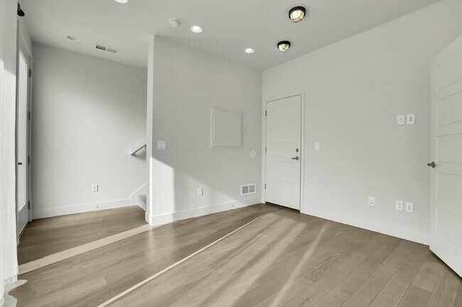 Building Photo - $2,500 - 2 Bed, 2 Full Bath Townhome In Broomfield with Central AC and In Unit Laundry!