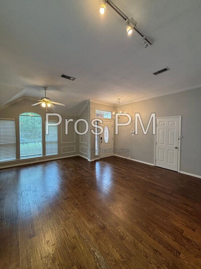 Building Photo - 2921 Meadow Glen Dr