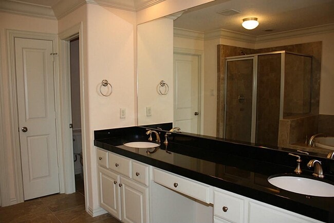 Building Photo - 2046 Palm Forest Ln