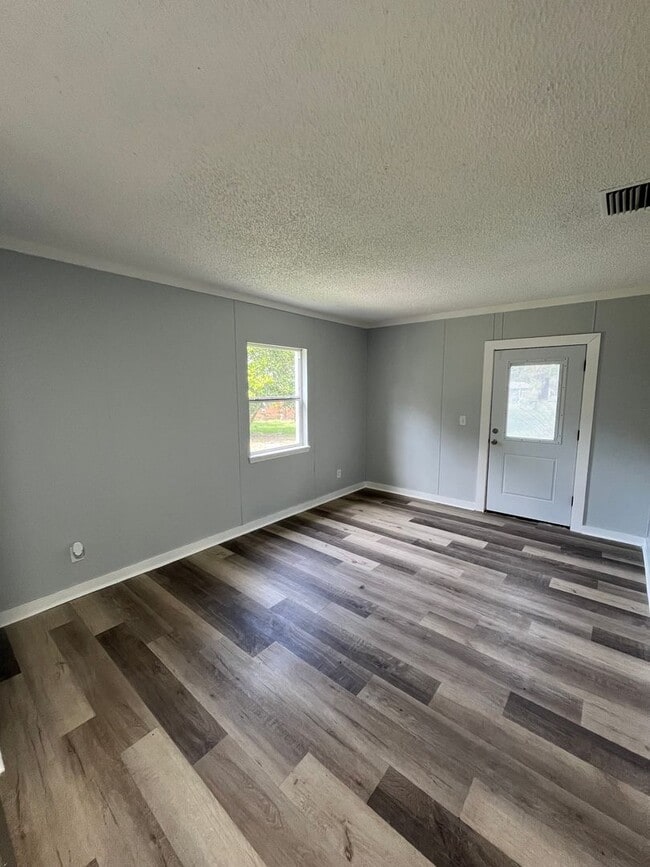 Building Photo - Spacious 1BR/1BA Duplex in North Dade City Near the Withlacoochee River!