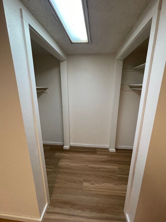 Building Photo - Convieniently located charming home with m...
