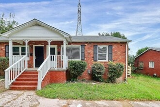 Building Photo - Charming 2BD/1BA Duplex Off West Blvd