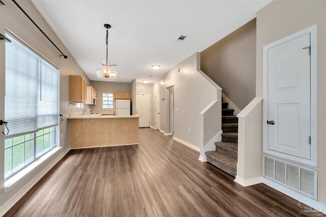 Building Photo - 208 Wildflower Ln