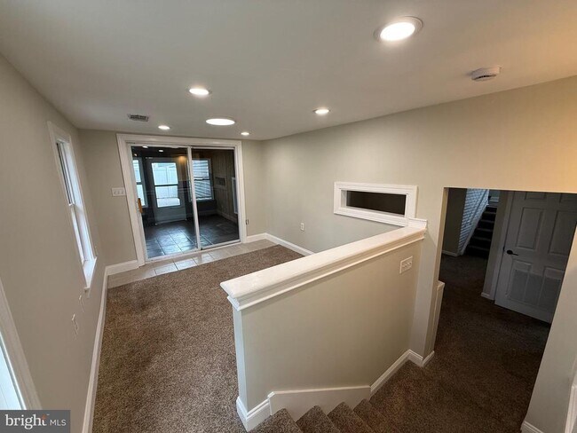 Building Photo - 417 Greenview Dr