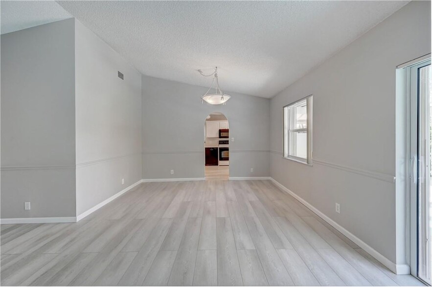 Building Photo - 7785 W Country Club Blvd