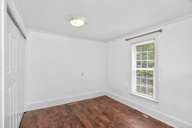 Building Photo - 3008 Lakeshore Dr