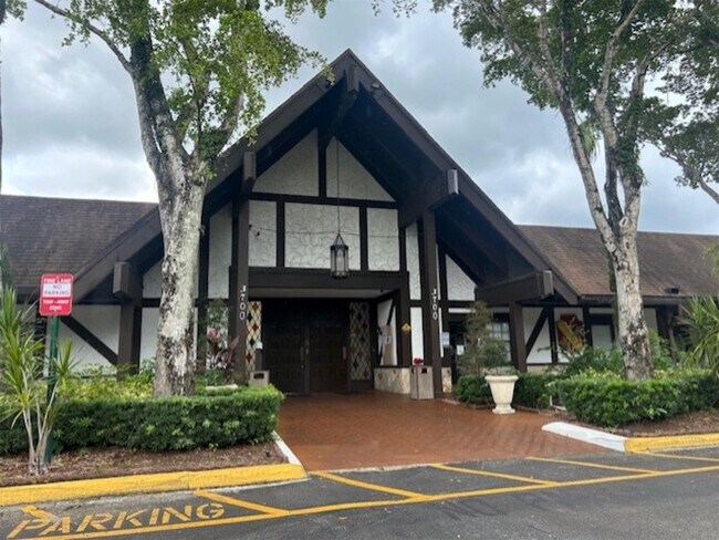 Building Photo - 3720 Inverrary Dr