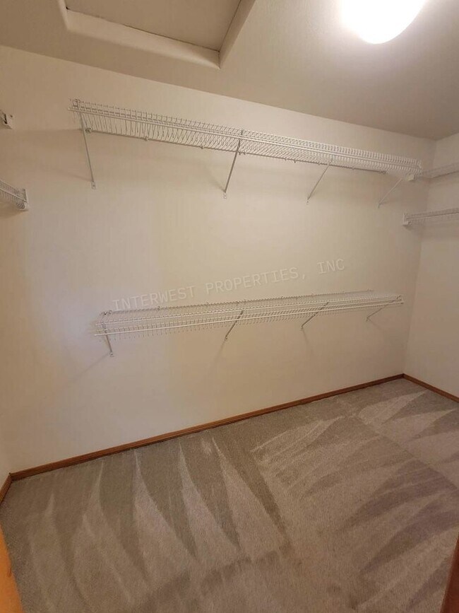 Building Photo - *1/2 OFF 1ST MONTH'S RENT* Large 3 Bed 2.5Ba Vancouver Beauty W/ Gas Fireplace, Dog Run, Fenced Y...