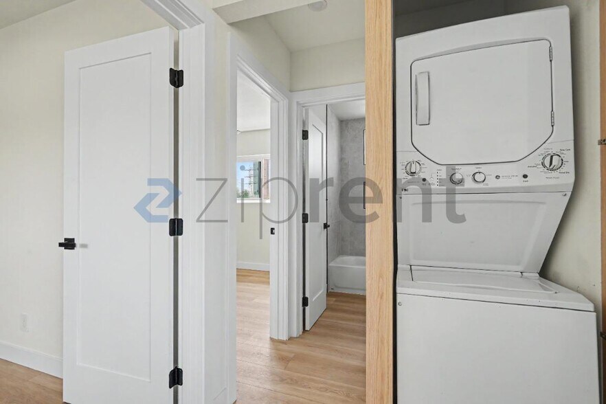 Building Photo - Unit 3