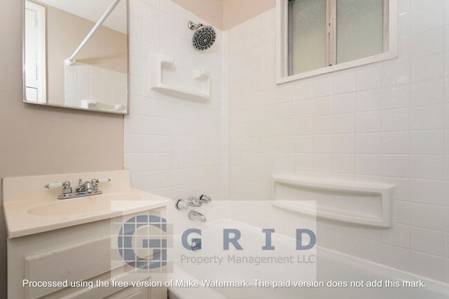 Building Photo - Charming 2 Bedroom Bungalow Available in N...