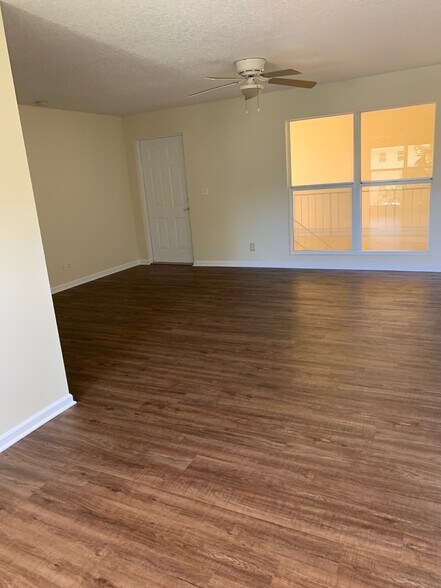 Building Photo - 733 Hummingbird Way