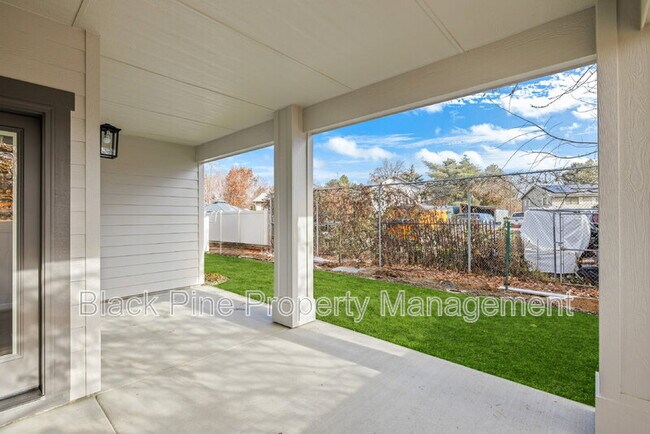 Building Photo - 4642 N Maple Grove Rd