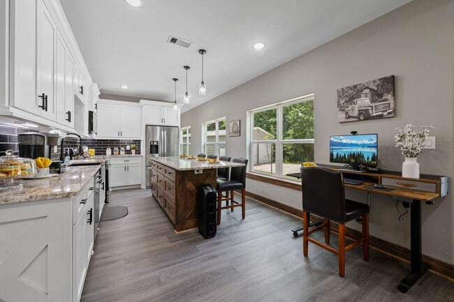 Building Photo - 376 Jill St