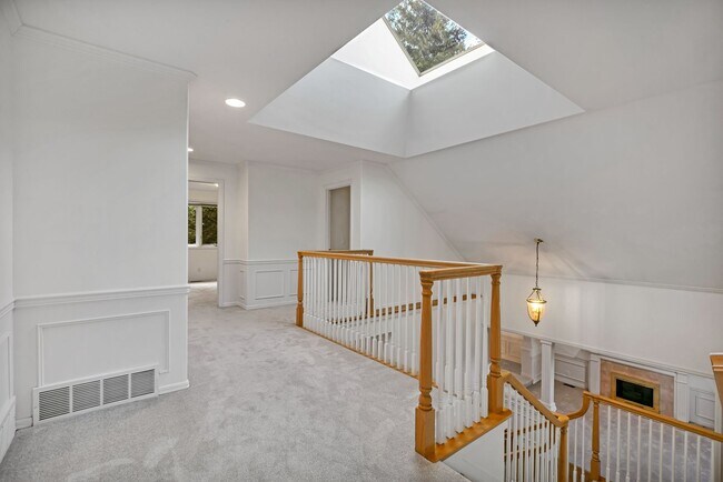 Building Photo - 16323 NE 50th Way