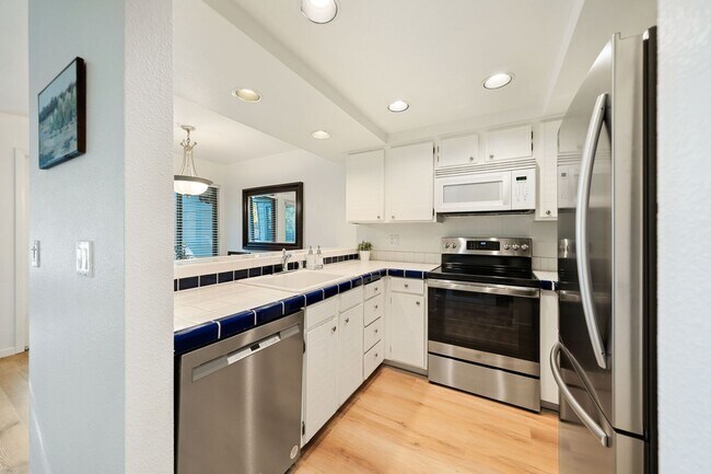 Building Photo - 2 bedroom Condo