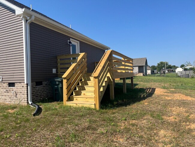 Building Photo - 109 Thacker Dr