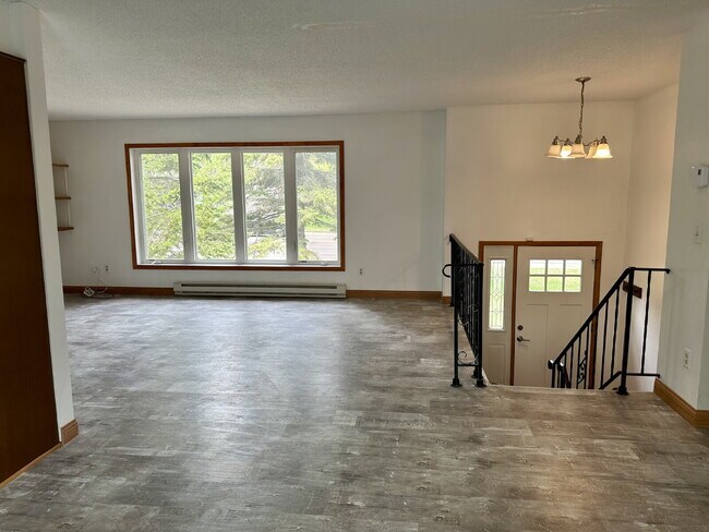Building Photo - You've found it. This spacious 4-bedroom, 2-bathroom gem in Duluth's Kenwood neighborhood has a l...