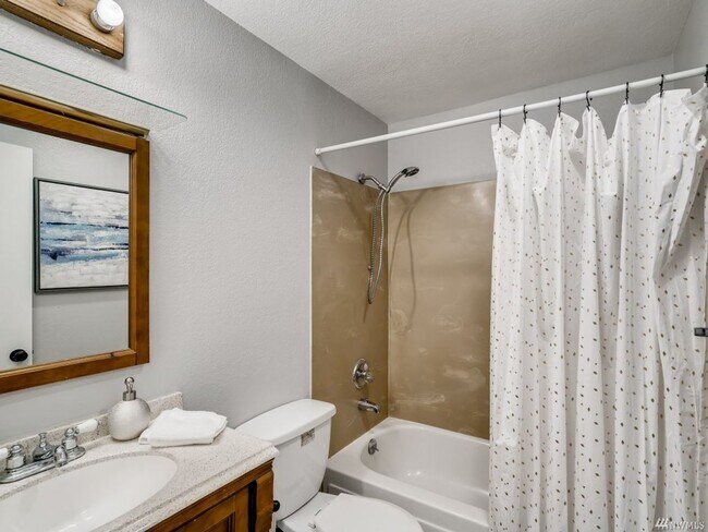 Building Photo - Spacious 2 bedroom 1.75 bath condo Racquet...