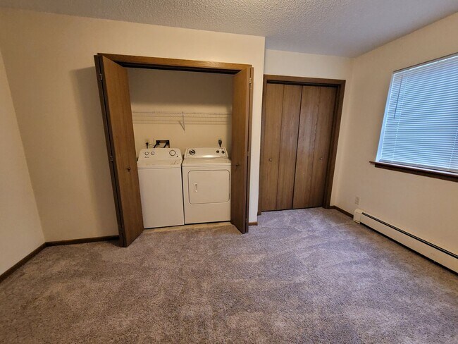 Building Photo - Great Marion Location. 2 bedroom 1 bath, h...