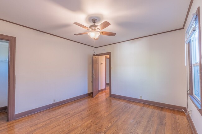 Building Photo - Beautiful 2 Bed +office, den garage, 1 Bath