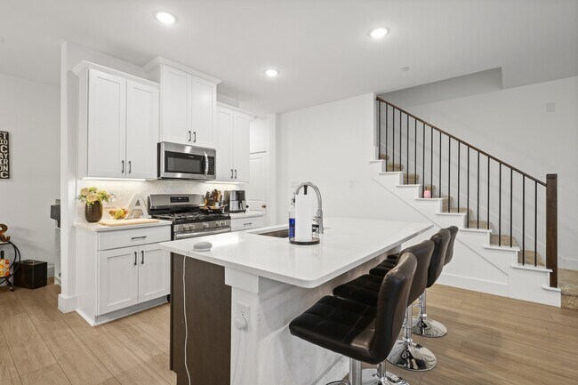 Building Photo - 1013 Carnation Dr