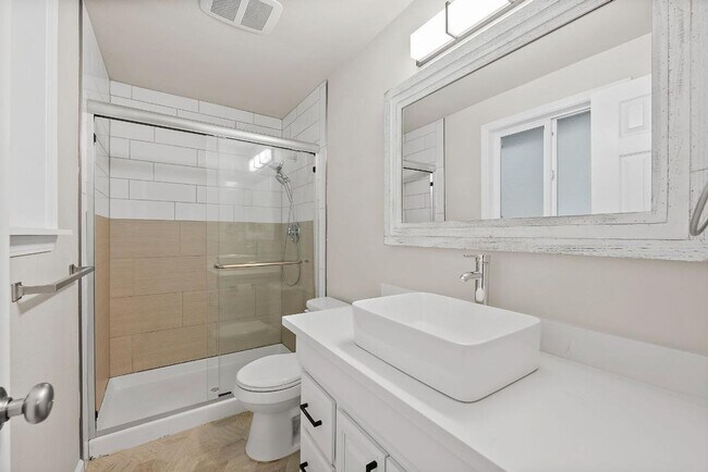 Building Photo - Renovated Tacoma Home with A/C, Huge Den, Bonus Office & Fully Fenced Yard!