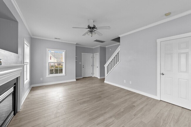 Building Photo - Gorgeous 3 Bedroom Home, with Updated Kitchen, LVP Floors, Fenced Yard, Premium Finishes, Pet Fri...