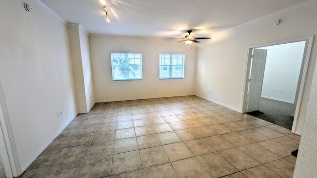 Building Photo - Annual Unfurnished 2/2 Condo in Downtown S...