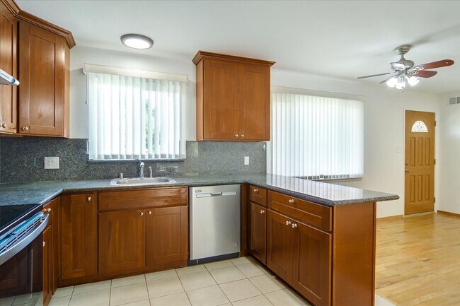 Building Photo - Great Location 3BD Home with Wood Floors &...