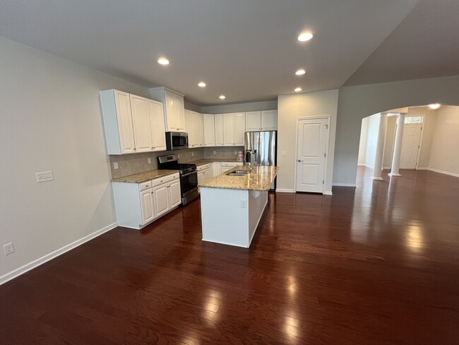 Building Photo - 447 Warren Hill Dr