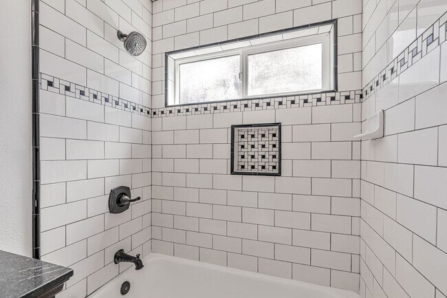 Building Photo - Beautifully Maintained 3-Bedroom Home l Hu...