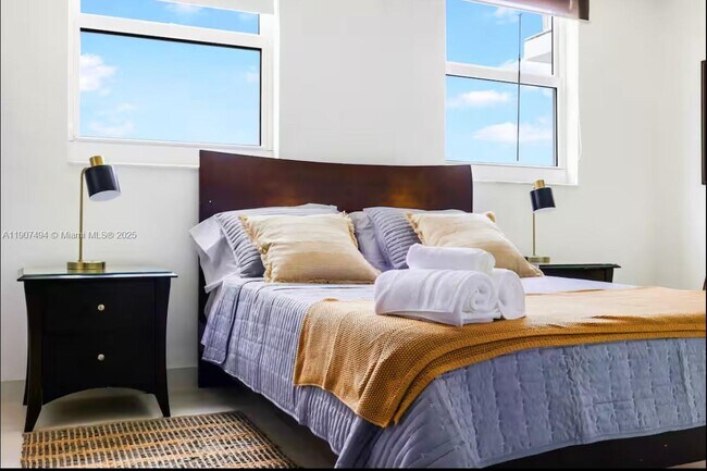 Building Photo - 1200 Brickell Bay Dr