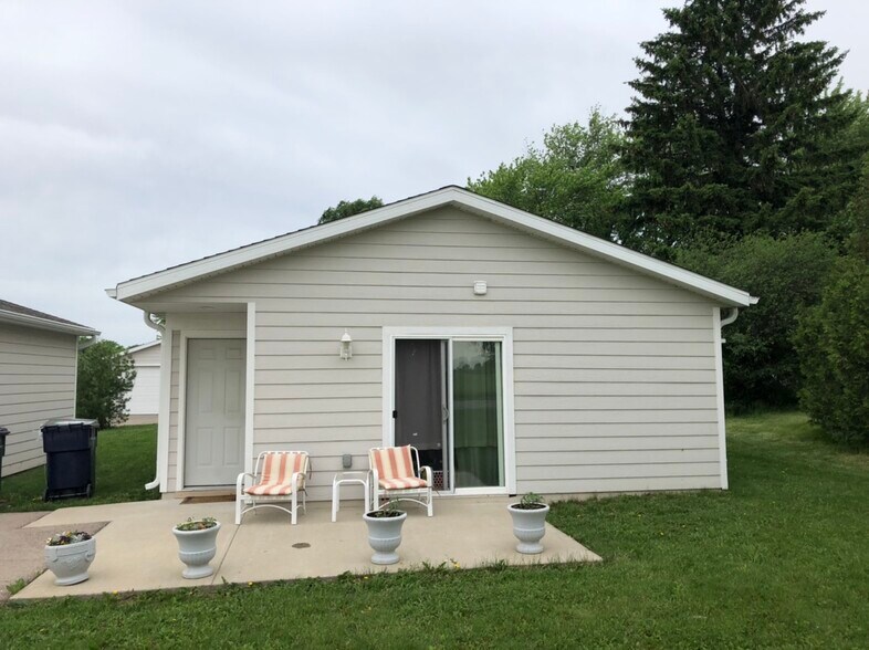 Building Photo - 1552 Beloit Ave