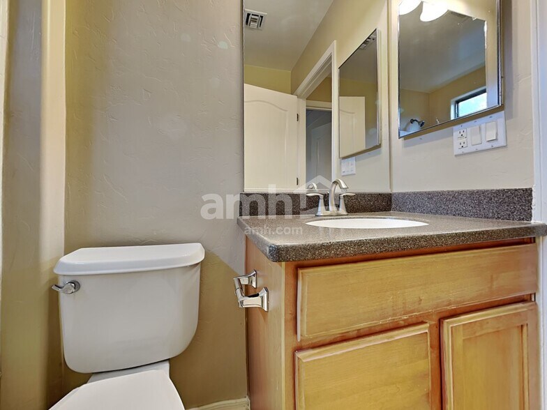 Building Photo - 4013 E Shadow Branch Dr