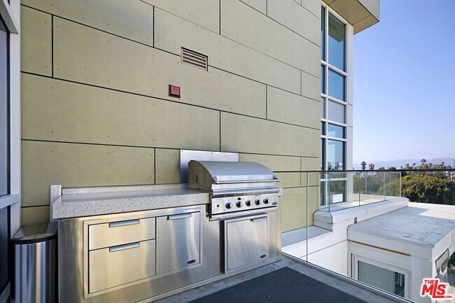 Building Photo - 1705 Ocean Ave