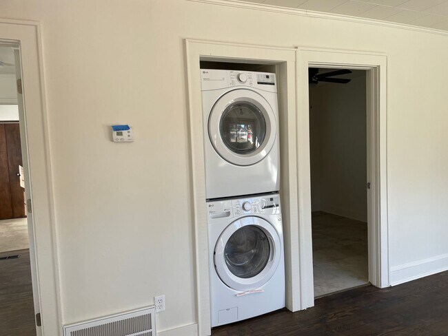 Building Photo - Updated 3 bed 2 bath duplex near downtown ...